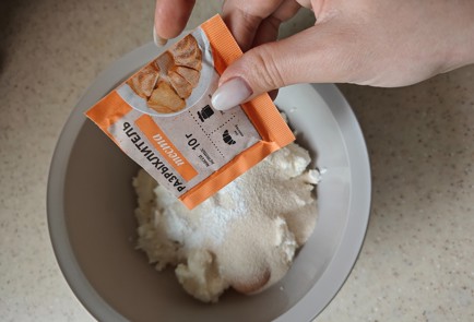 Фото шага рецепта Творожная запеканка с изюмом 176158 шаг 4