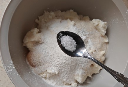 Фото шага рецепта Творожная запеканка с изюмом 176158 шаг 6