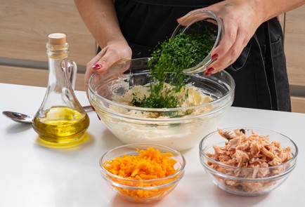 Фото шага рецепта Творожная запеканка с копченой рыбой 174641 шаг 8  