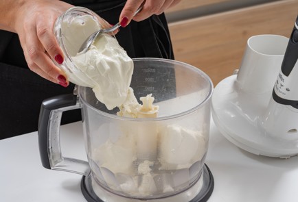 Фото шага рецепта Творожная запеканка с курагой яблоками и бриошью 174723 шаг 2  