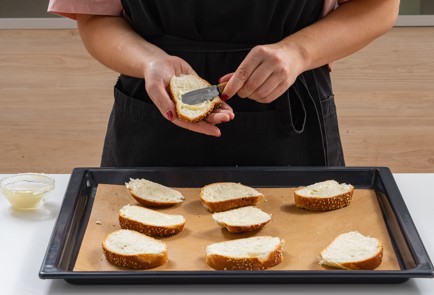 Фото шага рецепта Творожная запеканка с курагой яблоками и бриошью 174723 шаг 5  