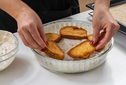 Фото шага рецепта Творожная запеканка с курагой яблоками и бриошью 174723 шаг 6  