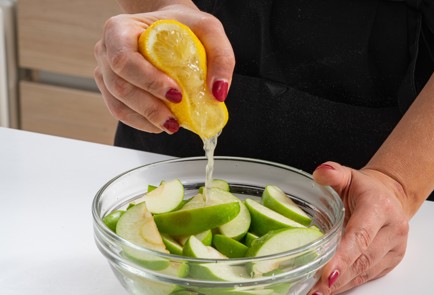 Фото шага рецепта Творожная запеканка с курагой яблоками и бриошью 174723 шаг 8  