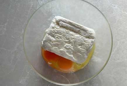 Фото шага рецепта Творожная запеканка с малиной 186995 шаг 2