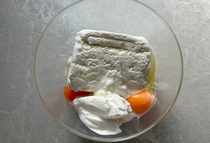 Фото шага рецепта Творожная запеканка с малиной 186995 шаг 3