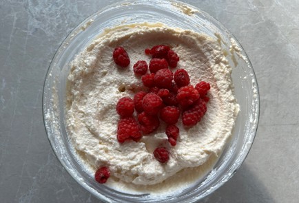 Фото шага рецепта Творожная запеканка с малиной 186995 шаг 8