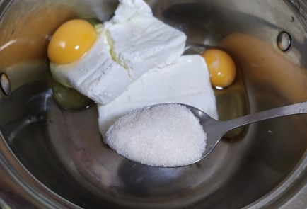 Фото шага рецепта Творожная запеканка с вишней 190126 шаг 2  