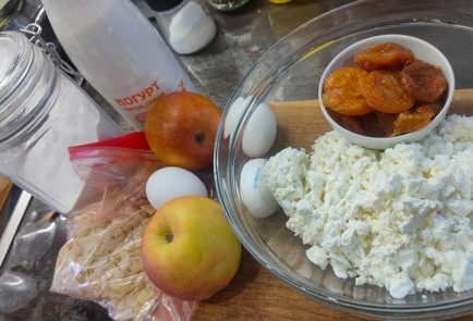 Фото шага рецепта Творожная запеканка с яблоками и курагой 175887 шаг 1  