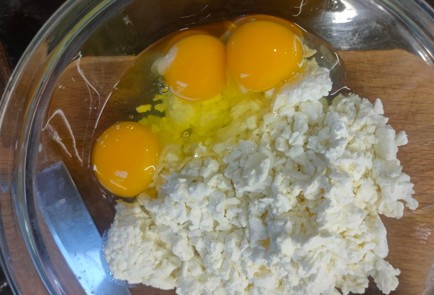 Фото шага рецепта Творожная запеканка с яблоками и курагой 175887 шаг 2  