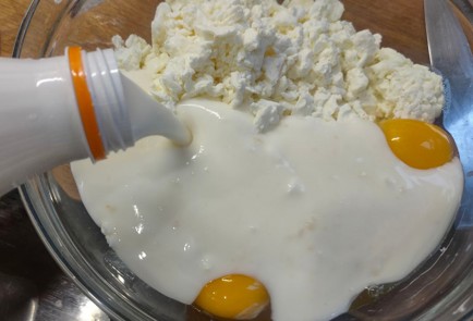 Фото шага рецепта Творожная запеканка с яблоками и курагой 175887 шаг 3  