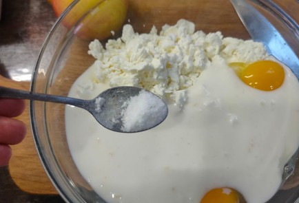 Фото шага рецепта Творожная запеканка с яблоками и курагой 175887 шаг 4  