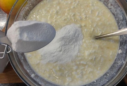 Фото шага рецепта Творожная запеканка с яблоками и курагой 175887 шаг 6  