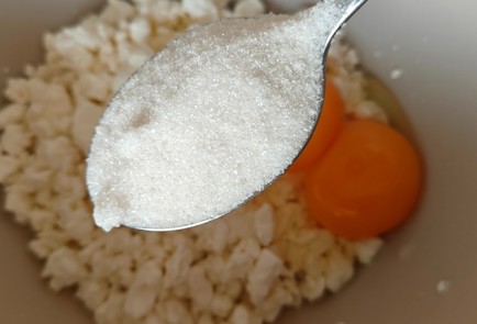 Фото шага рецепта Творожная запеканка с яблоком 190558 шаг 3  