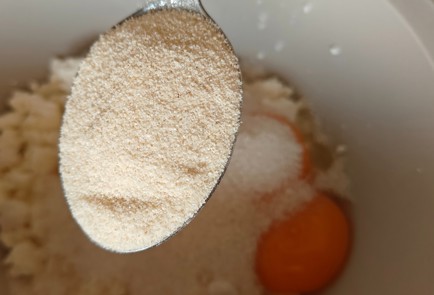 Фото шага рецепта Творожная запеканка с яблоком 190558 шаг 4  