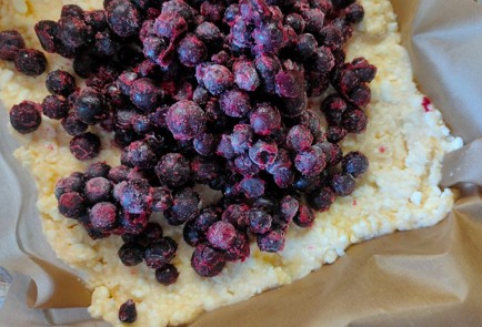 Фото шага рецепта Творожная запеканка со смородиной 189424 шаг 10  