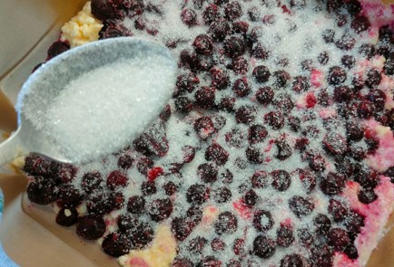 Фото шага рецепта Творожная запеканка со смородиной 189424 шаг 12  