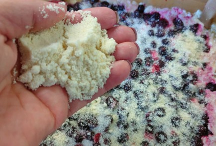 Фото шага рецепта Творожная запеканка со смородиной 189424 шаг 13  