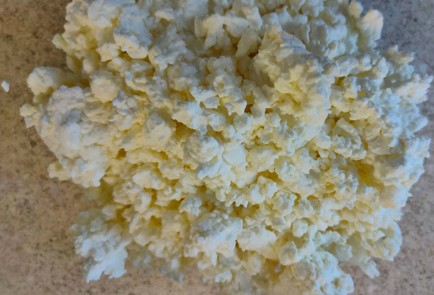 Фото шага рецепта Творожная запеканка со смородиной 189424 шаг 2  