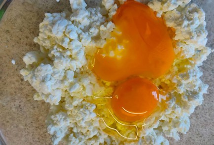 Фото шага рецепта Творожная запеканка со смородиной 189424 шаг 3  