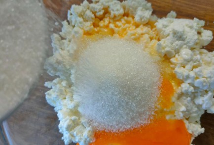 Фото шага рецепта Творожная запеканка со смородиной 189424 шаг 4  