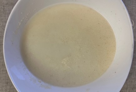 Фото шага рецепта Творожноовсяный манник с клубникой бананом и изюмом 175609 шаг 1  