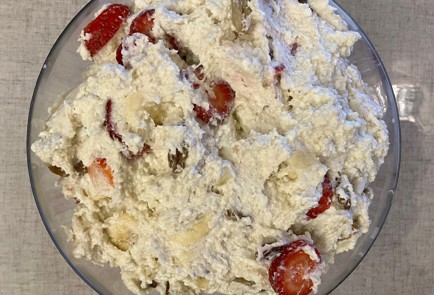 Фото шага рецепта Творожноовсяный манник с клубникой бананом и изюмом 175609 шаг 10  