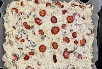 Фото шага рецепта Творожноовсяный манник с клубникой бананом и изюмом 175609 шаг 11  