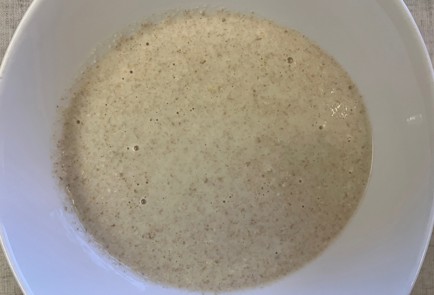 Фото шага рецепта Творожноовсяный манник с клубникой бананом и изюмом 175609 шаг 2  