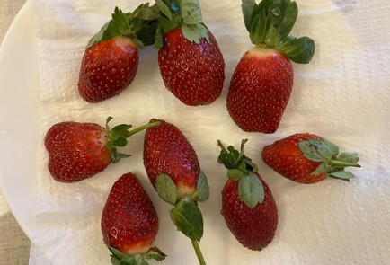 Фото шага рецепта Творожноовсяный манник с клубникой бананом и изюмом 175609 шаг 3  