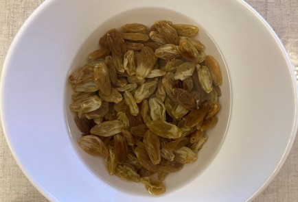 Фото шага рецепта Творожноовсяный манник с клубникой бананом и изюмом 175609 шаг 5  