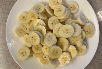 Фото шага рецепта Творожноовсяный манник с клубникой бананом и изюмом 175609 шаг 6  