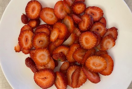 Фото шага рецепта Творожноовсяный манник с клубникой бананом и изюмом 175609 шаг 7  