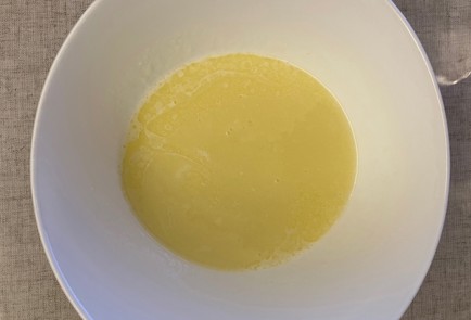 Фото шага рецепта Творожноовсяный манник с клубникой бананом и изюмом 175609 шаг 8  