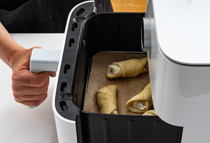 Фото шага рецепта Творожные слойки в аэрогриле 189337 шаг 5  