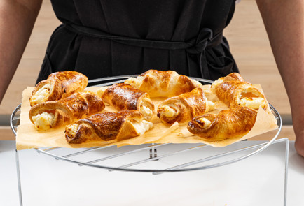 Фото шага рецепта Творожные слойки в аэрогриле 189337 шаг 9  