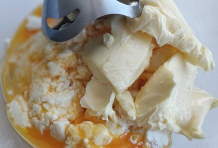 Фото шага рецепта Творожные оладьи с апельсиновой цедрой 173453 шаг 4  