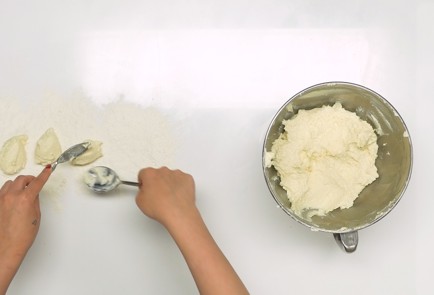 Фото шага рецепта Творожные шарики жареные во фритюре 69620 шаг 2  