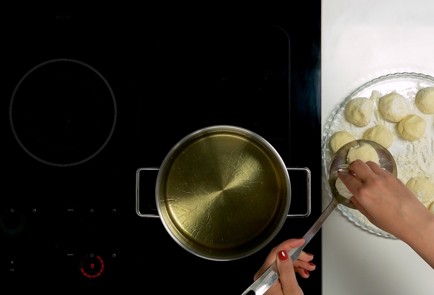 Фото шага рецепта Творожные шарики жареные во фритюре 69620 шаг 3  