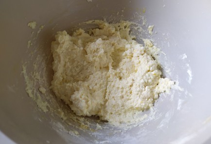 Фото шага рецепта Творожные ватрушки с абрикосом 189427 шаг 3  