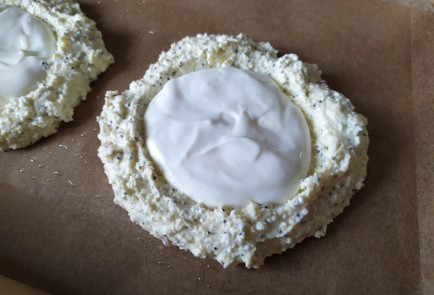 Фото шага рецепта Творожные ватрушки с абрикосом 189427 шаг 7  