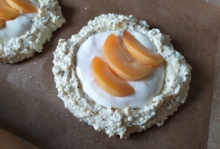 Фото шага рецепта Творожные ватрушки с абрикосом 189427 шаг 8  