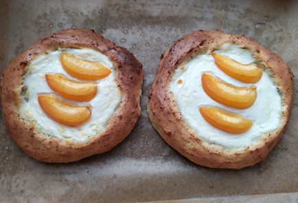 Фото шага рецепта Творожные ватрушки с абрикосом 189427 шаг 9  