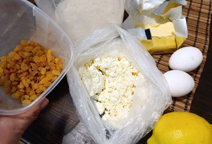 Фото шага рецепта Творожный кекс с изюмом 190658 шаг 1  