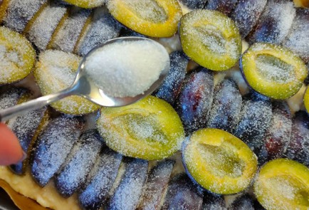 Фото шага рецепта Творожный пирог на сгущенке со сливами 190308 шаг 14  