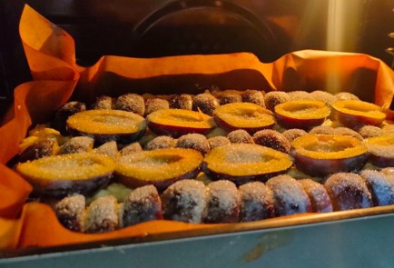 Фото шага рецепта Творожный пирог на сгущенке со сливами 190308 шаг 15  