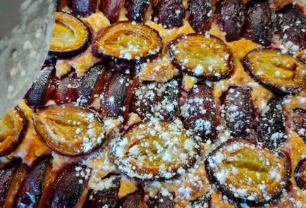 Фото шага рецепта Творожный пирог на сгущенке со сливами 190308 шаг 17  