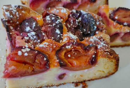 Фото шага рецепта Творожный пирог на сгущенке со сливами 190308 шаг 18  