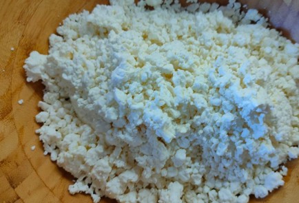 Фото шага рецепта Творожный пирог на сгущенке со сливами 190308 шаг 3  