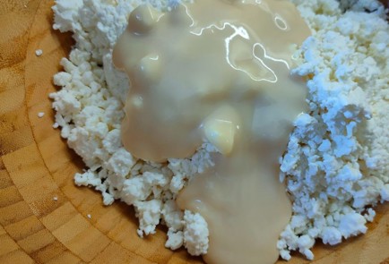 Фото шага рецепта Творожный пирог на сгущенке со сливами 190308 шаг 4  