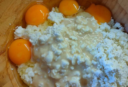 Фото шага рецепта Творожный пирог на сгущенке со сливами 190308 шаг 5  